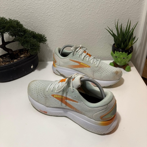 Brooks Ghost  16 Women's Athletic Shoes - Light Green and Orange like new - Picture 4 of 6
